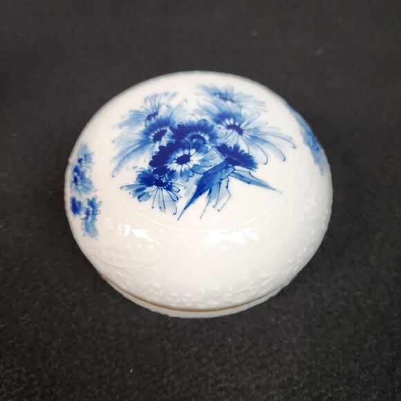 Meissen lid box blue flower gold edge white bowl trinket 5 inches hand painted
